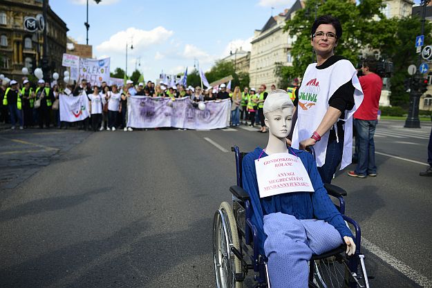 A kép az ágazati dolgozók májusi tüntetésén készült