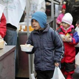 Így segít a kormány a szegény gyerekeknek  - Nem mindegy, hová születik