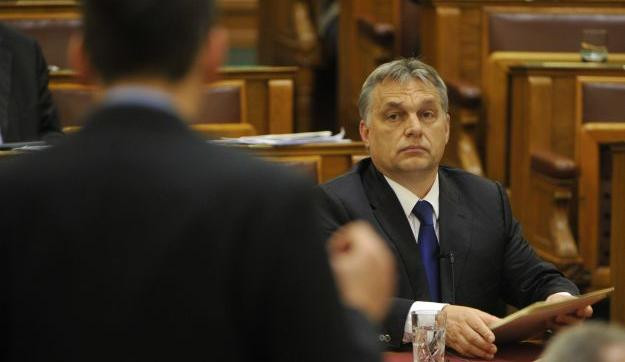 Orbán a függöny mögött dekkol, Békés megyében lopják a karácsonyfaizzókat
