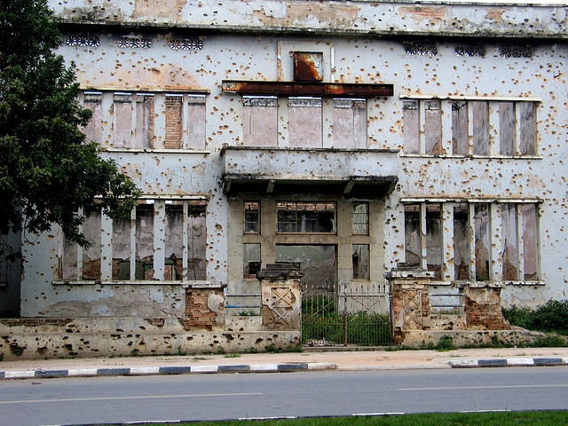 Szétlőtt épület Huambóban