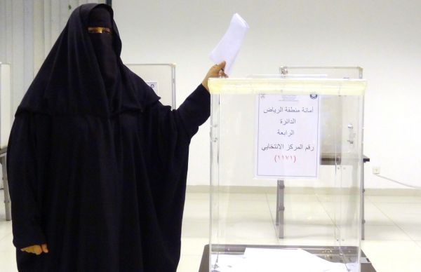 Először szavaz nő helyhatósági választáson Szaúd-Arábiában (2015)