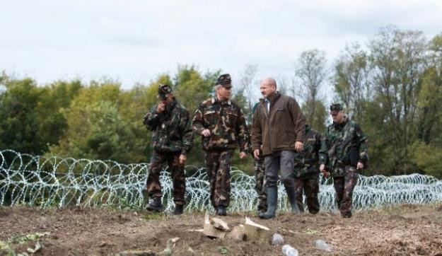 Fegyverbe, fegyverbe! – Simicskó István békében is kivezényelné az utcákra a felduzzasztott hadsereget