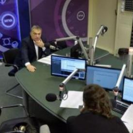 Orbán lehajol az aprópénzért is