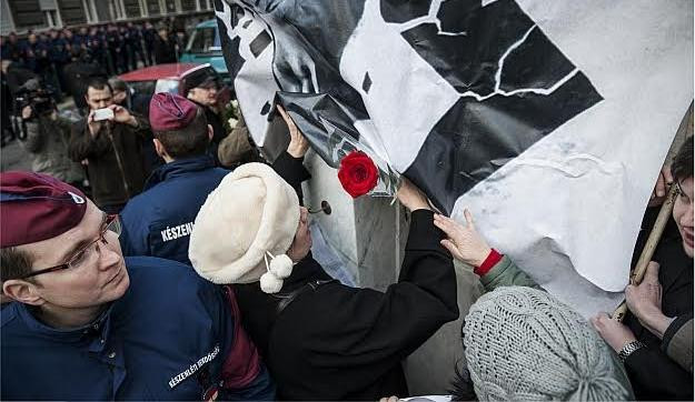 Antirasszista tüntetők megakadályozták, hogy Gulyás Gergely és Boross Péter a fajvédő Donáth György szobrát felavassa