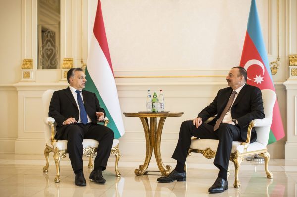 Orbán Viktor miniszterelnök (b) és Ilham Aliyev azeri elnök tárgyalása a Baku melletti elnöki palotában 2016. március 6-án