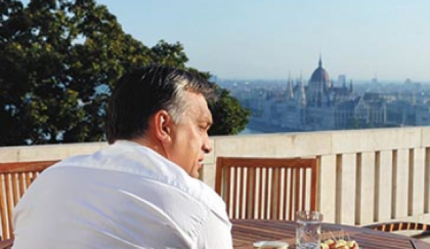 Áh, dehogy Orbán várba cuccolása miatt… izé, a turisták kedvéért