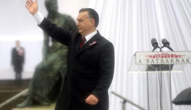 Habony legyünk vagy szabadok? – Orbán Viktor végleg behódolt