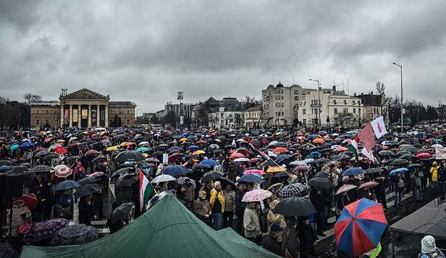 Tömeg a Hősök terén: lenyűgöző fotó a tüntetőkről