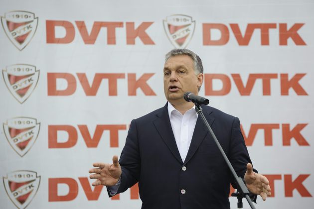 Orbán Viktor miniszterelnök beszédet mond a DVTK labdarúgó-edzőközpontjának átadásán Miskolc Diósgyőr városrészében 2016. április 10-én.