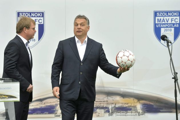 Orbán Viktor miniszterelnök (j) és és Földi Sándor, a Szolnoki MÁV FC ügyvezető igazgatója az újjáépített Tiszaligeti Stadion megnyitóján Szolnokon 2016. áprili