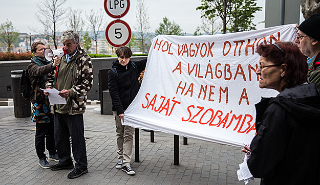 Nem volt tízezres tömeg a Parlament előtt: „csak” a hajléktalanokért tüntettek 