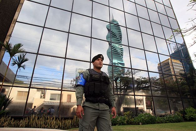 Panamai rendőr a Mossack Fonseca székházánál