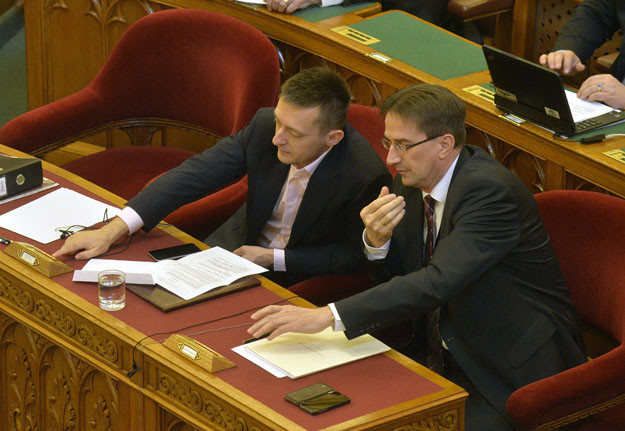 Tóni szovjet borotvás viccén nevetgélt Völner és Schadl