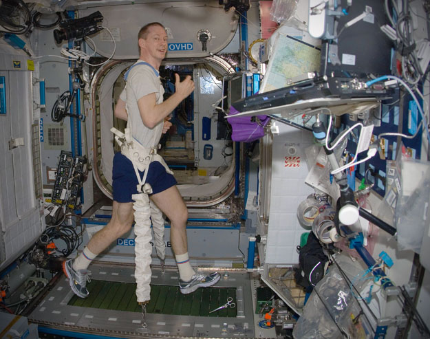 Frank De Winne belga űrhajós egy speciális futópadon, a Nemzetközi Űrállomáson, 2009. november 17.