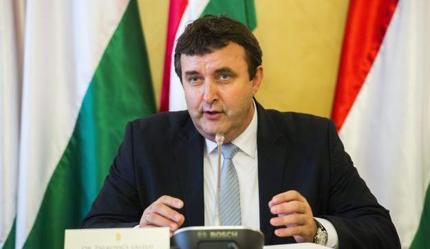 Ettől garantáltan eldobja a haját: Palkovics összevonná egy tantárgynak a fizikát, kémiát, biológiát és a földrajzot