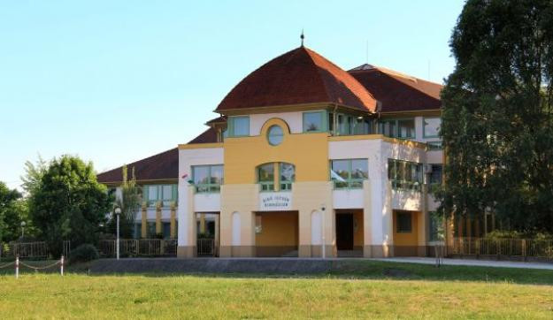 A Fidesz és a Klik megint egy jól működő gimnáziumot készül szétbombázni