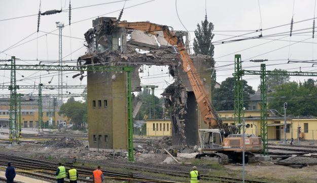 A lakossági tiltakozás ellenére lerombolták a fehérvári tornyot