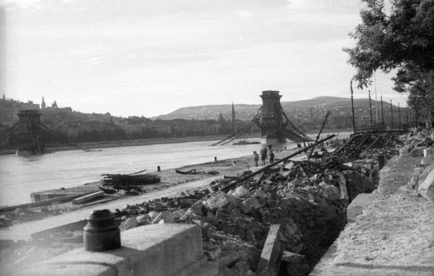 Az elpusztult Lánchíd, 1945