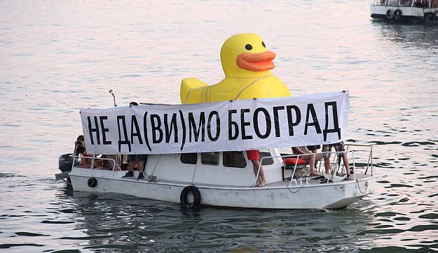 Óriási gumikacsa vezeti a belgrádi tömegtüntetéseket