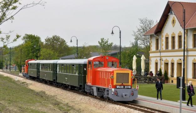 Zötyög Orbán kisvasútja: összevissza hazudnak arról, hogy mit hazudtak korábban