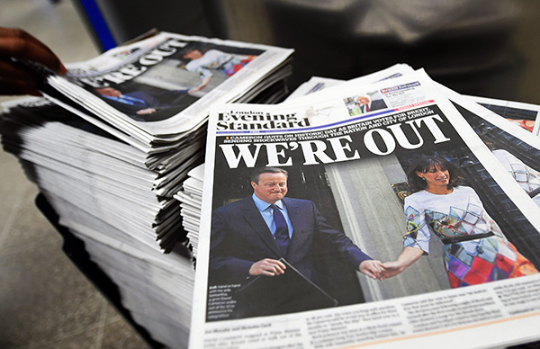 Az Evening Standard brit napilap címoldalán a tisztségéről lemondó David Cameron brit miniszterelnök és felesége