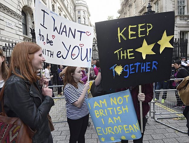 Tüntető fiatalok a Downing Streeten pénteken