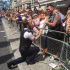 Egy csapat rendőr hirtelen megállította a menetet, és elindult a meleg férfi felé…
