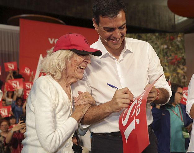 Sánchez dedikál a kampány alatt