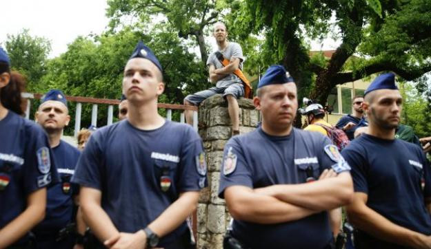 Viszik az aktivistákat a Városligetből, ostromállapot a Ligetvédők táboránál