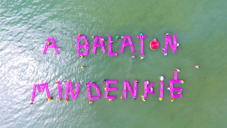 Gumimatracokkal üzent a Balatonról a Párbeszéd