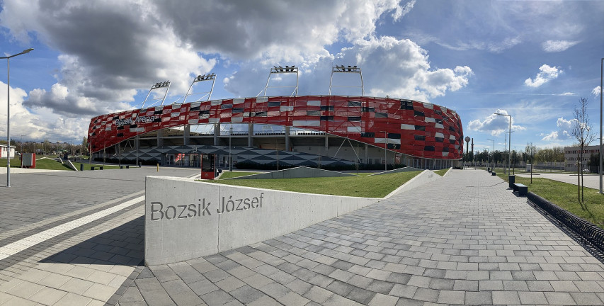 Alig kétéves, de már nem megfelelő focihoz a kispesti stadion gyepe