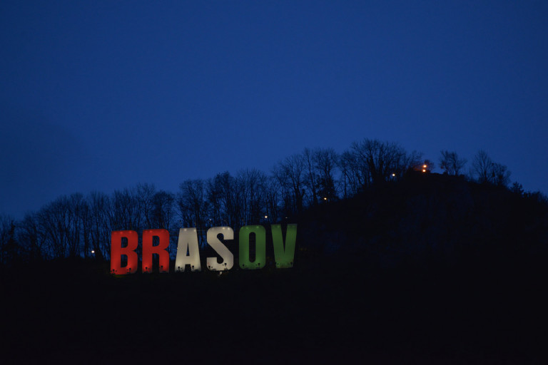 Piros-fehér-zöld díszkivilágítással köszönti a magyarokat Brassó