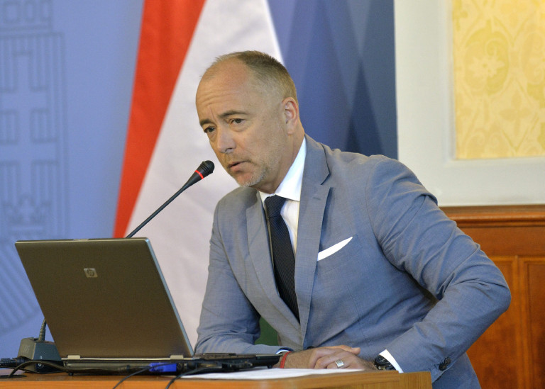 HVG: „Méltatlan viselkedése” miatt küldték el a bangkoki magyar nagykövetet