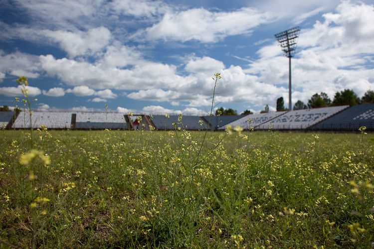 Közel 300 milllióból építenek fűvédő rendszert stadionokban