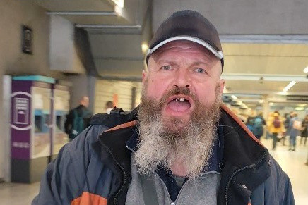 Hat hónap felfüggesztettet kap a tiszásokat akasztással fenyegető férfi