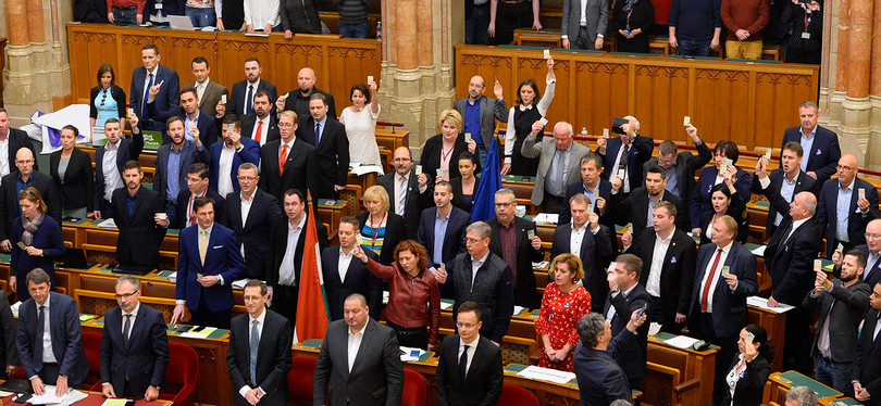 137 oldalnyi veszélyhelyzeti rendeletet minősítene át törvénnyé a kormány