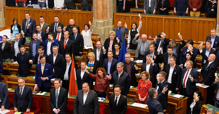 137 oldalnyi veszélyhelyzeti rendeletet minősítene át törvénnyé a kormány