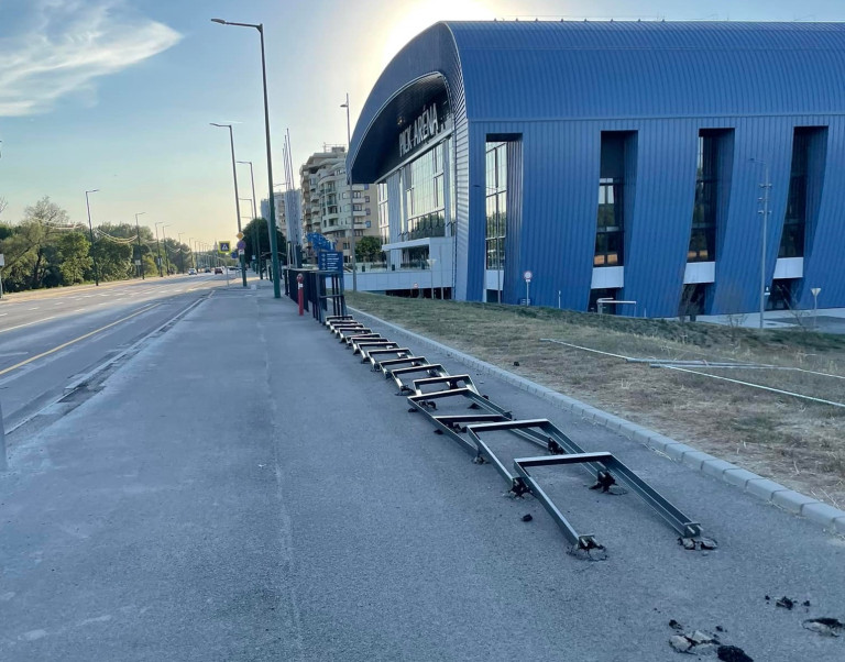 Dominókként dőltek az új biciklitámaszok Szegeden