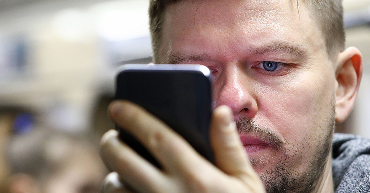 43 éves esti iskolásnak is le kell adnia a mobilt