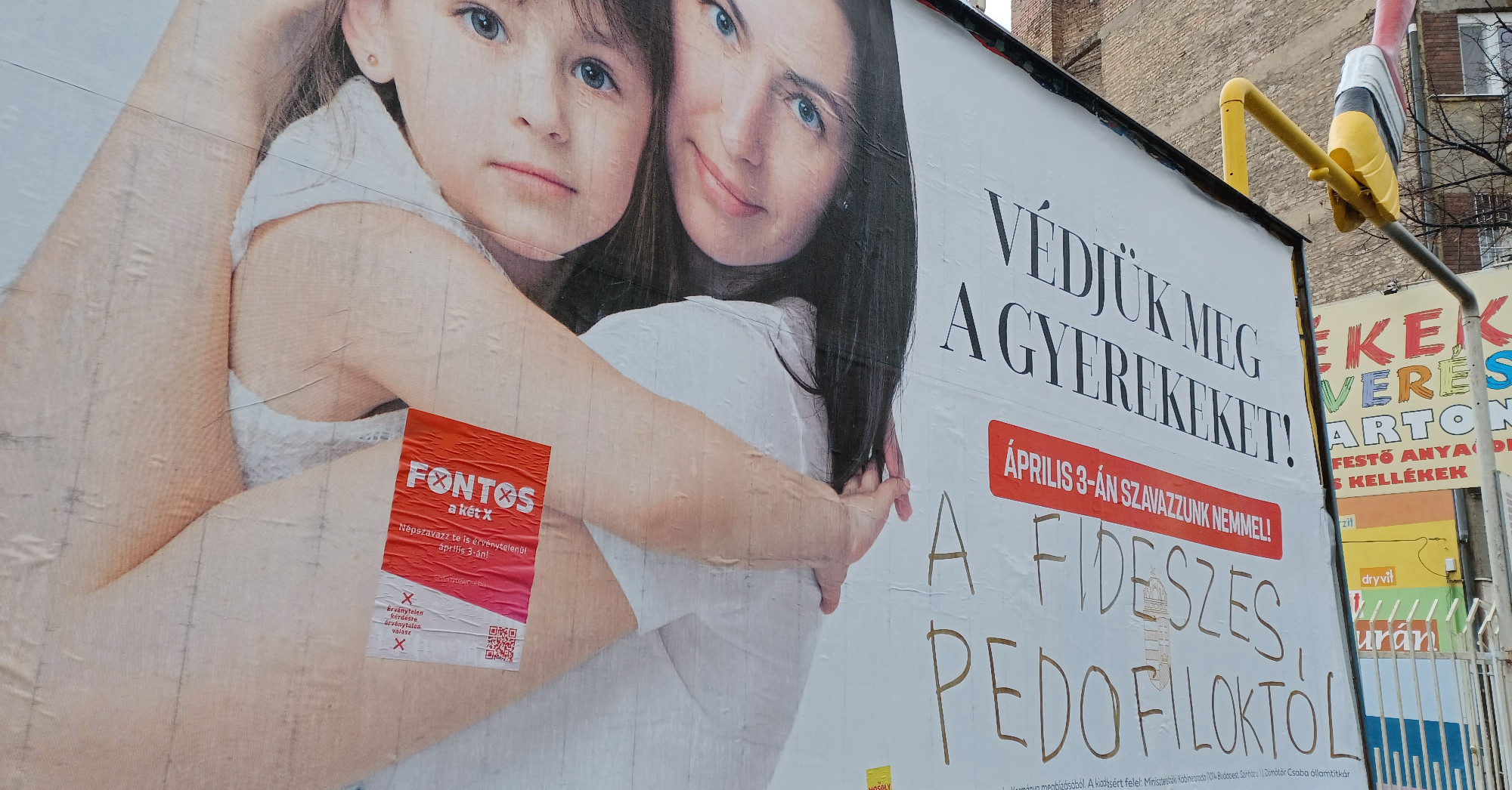 Így csapna vissza a kormány? A homofób törvény szigorításáról kérdezősködik egy furcsa cég