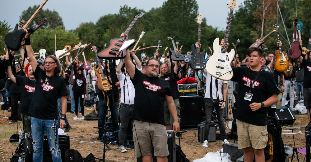 Öt-hatszáz zenész játszik egyszerre Nirvanát, Metallicát, Tankcsapdát