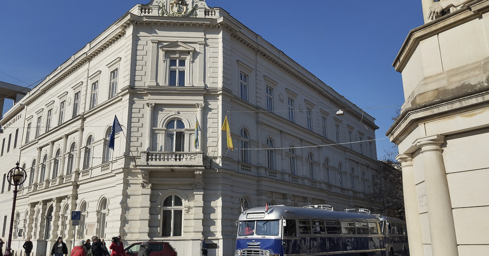 Akadályozás, betartás, feszítés
