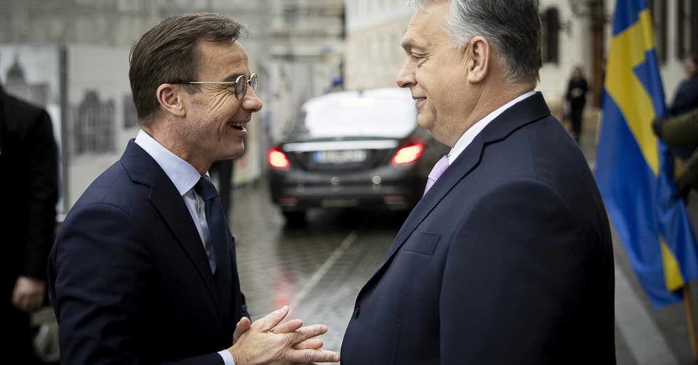 Színjátékkal leplezett hátraarc