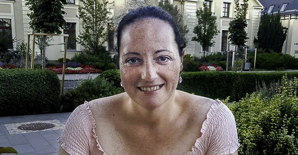 Örülni is kellene