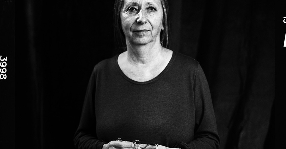 Távol minden hamisságtól