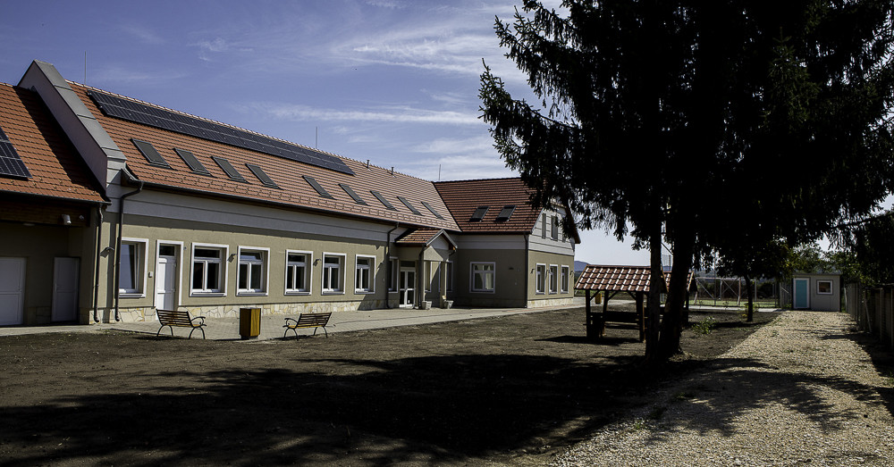 Sikertörténet, kellemetlen háttérrel
