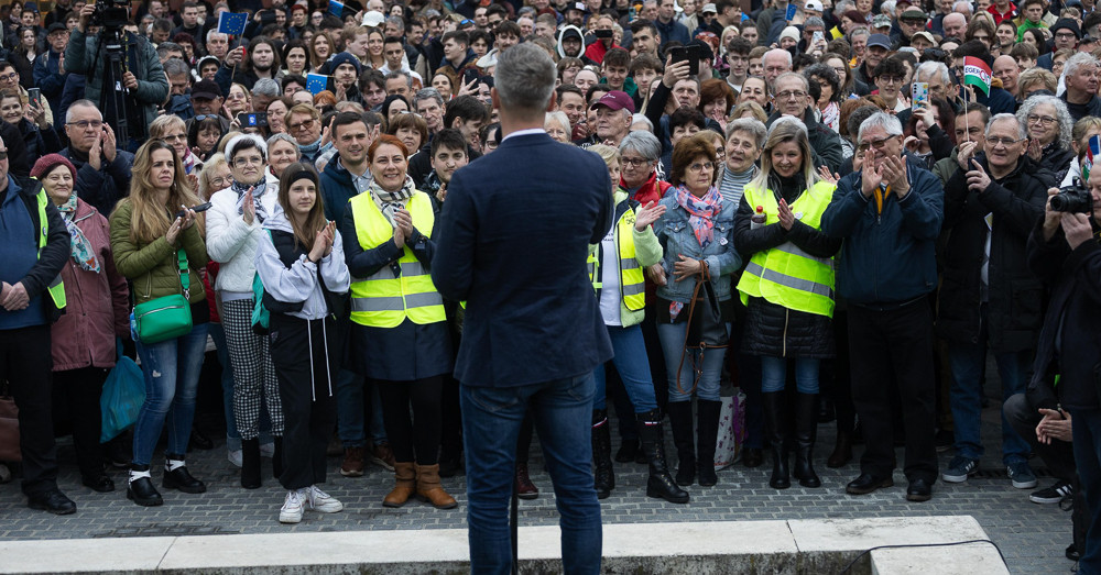 Két-három mondat után megnyíltak