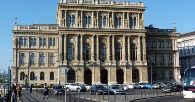 444: Féláron vinné a kormány az akadémia vagyonát