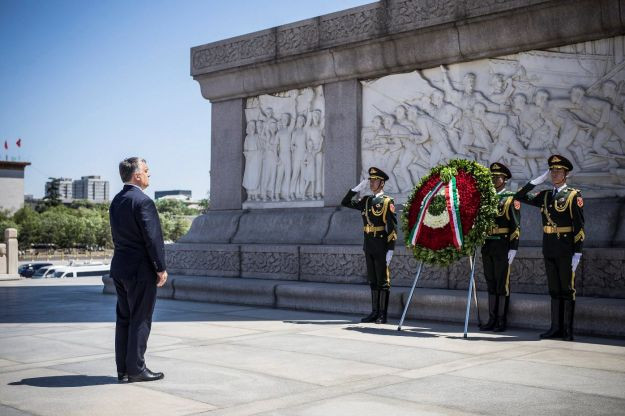 Orban_Peking_koszoruzas1_MTI.jpg
