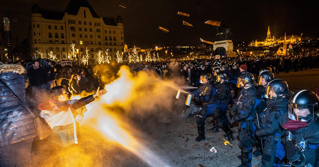 Rekordmennyiséget tárazna be a rendőrség könnygázból